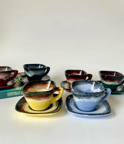 Foto de um(a) Conjunto com 06 xicaras de café, da categoria de Xícaras. Conjunto com 6 xícaras para cafezinho em cerâmica. Duas delas contém pequenos bicados como mostrado nas fotos. 4,5 cm de... Mostrado de uma perspectiva diferente. Vendido no marketplace Trésors.