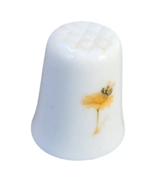 Foto de um(a) Dedal de Coleção em Porcelana – Tema Camomila e Abelha no Campo, da categoria de Outros colecionáveis. O design destaca-se pela composição harmoniosa: de um lado, um gracioso arranjo de camomilas (margaridas) brotando de uma... Mostrado de uma perspectiva diferente. Vendido no marketplace Trésors.