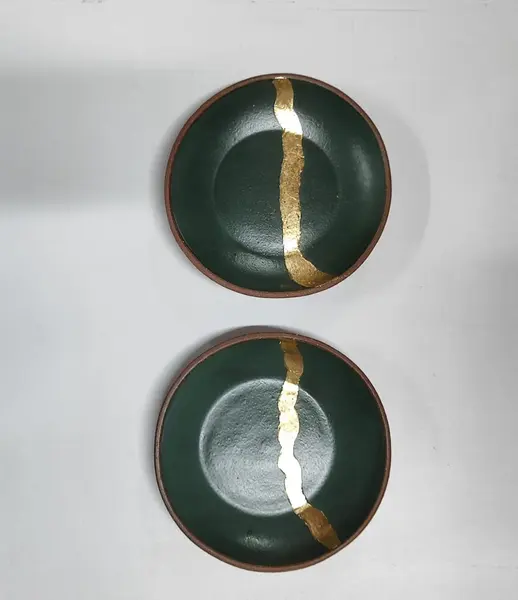 Foto de um(a) Pratos Decorativos em Cerâmica com Folha de Ouro, da categoria de Pratos Decorativos. Combo de 2 pratos feitos em cerâmica de alta temperatura com detalhe em folha de ouro. Cada prato é feito a mão e com... Mostrado de uma perspectiva diferente. Vendido no marketplace Trésors.