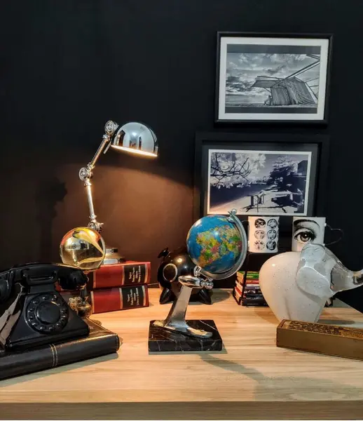 Foto de um(a) Globo Corcel 69, da categoria de Globos. Globo terrestre de mesa com pegada vintage, haste de um retrovisor cromado de um corcel 1969 e base em granito preto peça... Mostrado de uma perspectiva diferente. Vendido no marketplace Trésors.