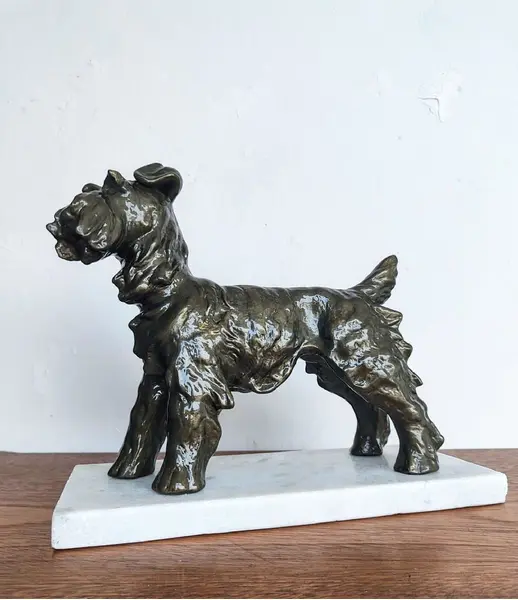 Foto de um(a) Escultura Schnauzer Cerâmica e Mármore, da categoria de Escultura. Schnauzer em cerâmica com pátina bronze e banho de vidro líquido (resina), base em mármore branco. Peça única pelo designer... Mostrado de uma perspectiva diferente. Vendido no marketplace Trésors.
