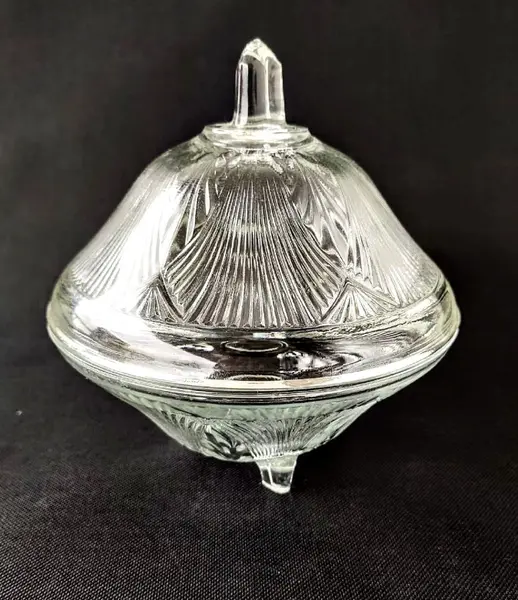 Foto de um(a) Bomboniere Brasileira Anos 80, da categoria de Garrafas, potes e jarros. Bomboniere brasileira com tampa em vidro trabalhado, década de 1980 fábrica nadir figueiredo. A: 15,5 cm D: 14,5 cm Peso:... Mostrado de uma perspectiva diferente. Vendido no marketplace Trésors.