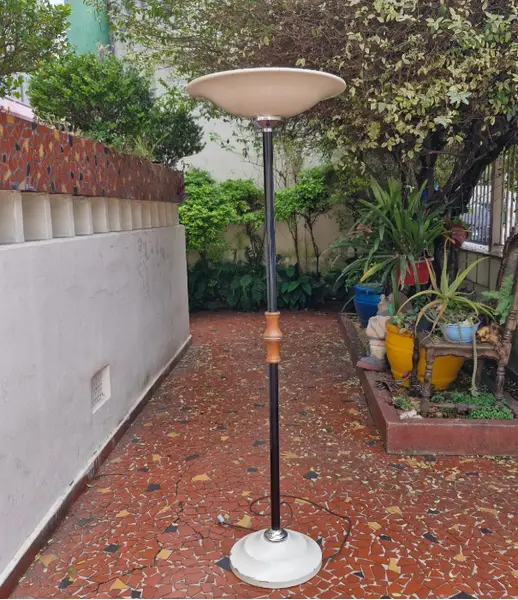 Foto de um(a) ​Luminária de chão anos 50 / 60 estilo Art Déco, da categoria de Luminárias de chão. Luminária de chão anos 50 / 60 estilo Art DécoEsta luminária de piso vintage, com cúpula voltada para cima caracterizada... Mostrado de uma perspectiva diferente. Vendido no marketplace Trésors.