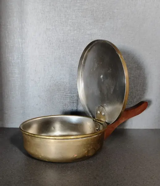 Foto de um(a) Pega Migalhas em Latão e Cedro, Década de 1970, da categoria de Outros utensílios. Pega migalhas em latão com cabo em cedro, parte interna niquelada, década de 1970. Diâmetro: 14 cm Cabo: 11,5 cm A: 4,5 cm ... Mostrado de uma perspectiva diferente. Vendido no marketplace Trésors.