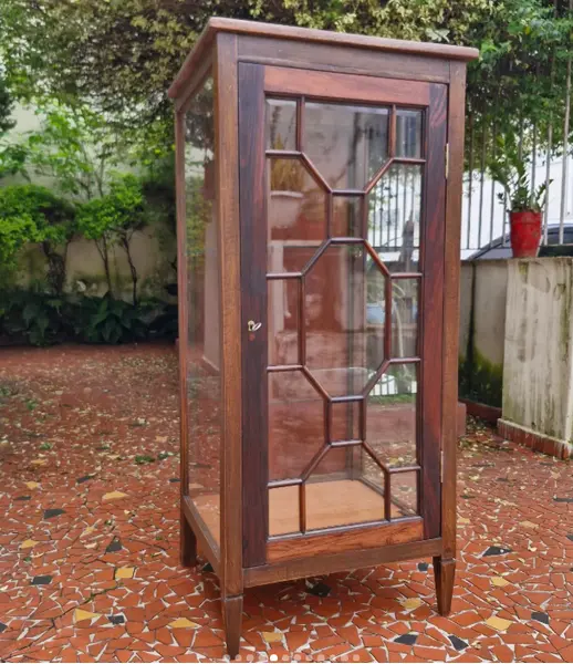 Foto de um(a) Cristaleira vitrine antiga em madeira maciça, da categoria de Cristaleiras. Belíssima e elegante cristaleira vitrine antiga, confeccionada em madeira de lei maciça com tonalidade escura e veios... Mostrado de uma perspectiva diferente. Vendido no marketplace Trésors.