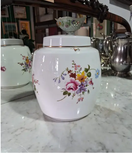Foto de um(a) Potiche porcelana inglesa Royal Crown Derby, da categoria de Garrafas, potes e jarros. Potiche em porcelana inglesa da renomada Royal Crown Derby, com o clássico padrão floral Derby Posies, introduzido em meados... Mostrado de uma perspectiva diferente. Vendido no marketplace Trésors.