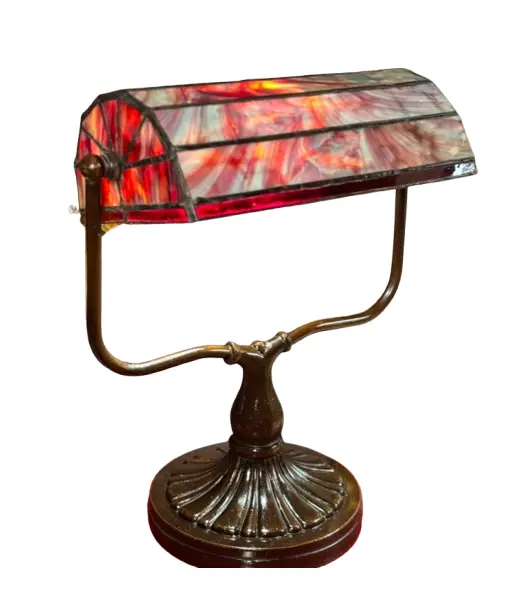 Foto de um(a) Luminária De Mesa Inspiração Tiffany Em Vitral, da categoria de Abajures. Luminária de mesa com uma silhueta linda, inspirada nos clássicos modelos de escritório e leitura. A cúpula em vitral de... Vendido no marketplace Trésors.