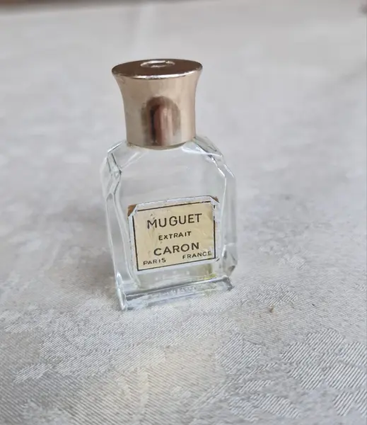 Foto de um(a) Rara coleção de mini frascos antigos de perfumes franceses, da categoria de Outros colecionáveis. Rara coleção com seis belos mini frascos antigos de perfumes franceses, sendo: Muguet Caron, Shocking Schiaparelli, Caron... Mostrado de uma perspectiva diferente. Vendido no marketplace Trésors.