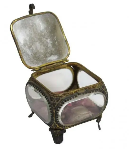 Foto de um(a) Caixa em cristal europeu facetado com figura LE COLISÉE, da categoria de Cestos e Caixas. Antiga e colecionável caixa em cristal europeu facetado com figura LE COLISÉE . Parte interna com tecido de seda vinho (... Mostrado de uma perspectiva diferente. Vendido no marketplace Trésors.