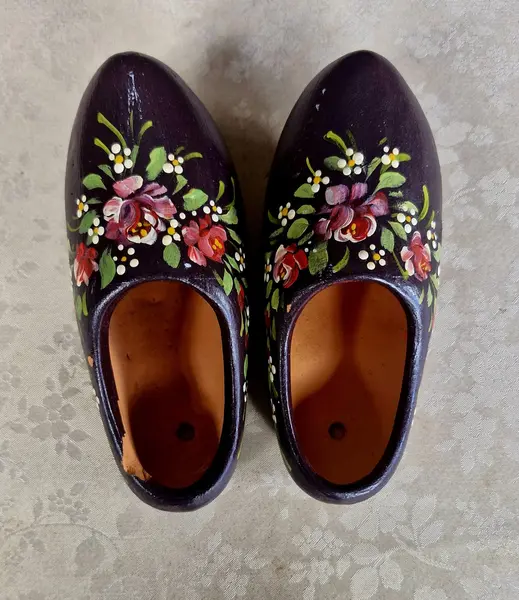 Foto de um(a) Par de tamancos holandeses pintados à mão, da categoria de Outros colecionáveis. Lindo par de tamancos holandeses, conhecidos como klompen, em cerâmica e pintados à mão. Já vem com furinho para pendurar na... Mostrado de uma perspectiva diferente. Vendido no marketplace Trésors.