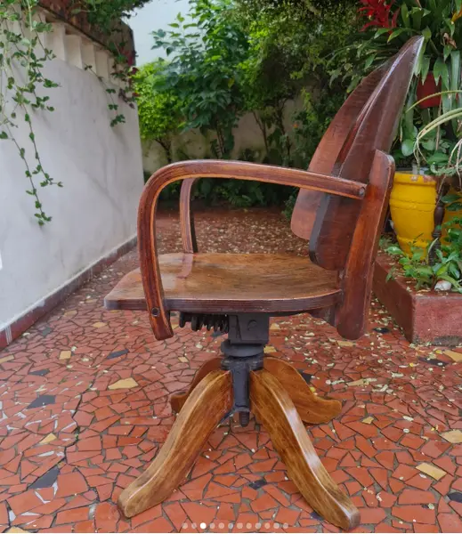 Foto de um(a) Cadeira xerife Móveis CIMO, da categoria de Cadeiras, bancos e banquetas. Esta é uma cadeira giratória vintage produzida pela renomada marca brasileira Móveis Cimo, comumente conhecida como modelo... Mostrado de uma perspectiva diferente. Vendido no marketplace Trésors.