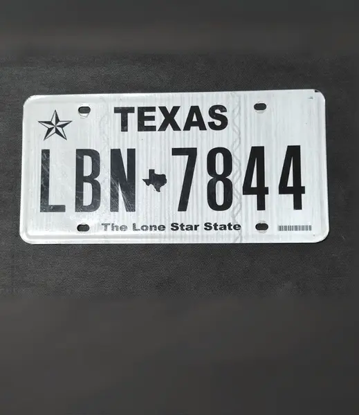 Foto de um(a) Placa de Automóvel, Texas, Estados Unidos, da categoria de Placas de carros antigas. Placa de automóvel em alumínio, estado americano do texas. L: 39,5 cm A: 15 cm peso: 98 g. Mostrado de uma perspectiva diferente. Vendido no marketplace Trésors.