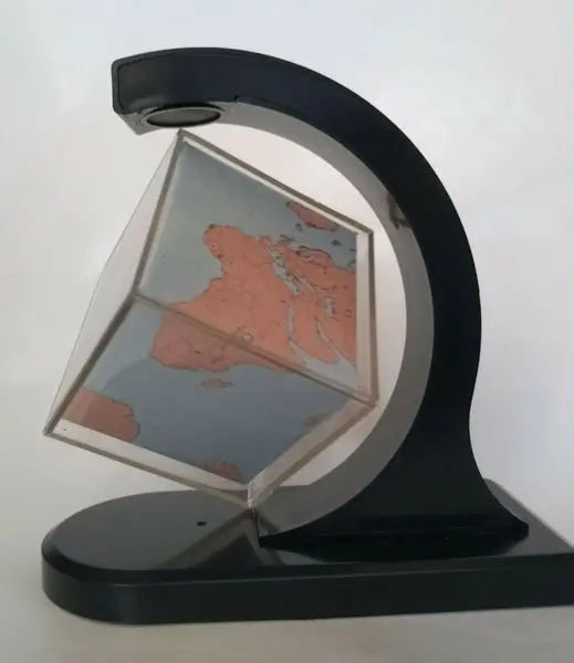 Foto de um(a) Cubo Terrestre, da categoria de Globos. Cubo terrestre com imã. Cubo: 6 x 6cmA: 14 cm / L: 15 cm / P: 7cm Peso: 305g. Mostrado de uma perspectiva diferente. Vendido no marketplace Trésors.