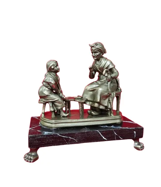 Foto de um(a) Escultura em Biscuit Bronze Oxidado, Década de 2000, da categoria de Escultura. Escultura em biscuit com pátina bronze oxidada e azinhavrada, base em madeira marmorizada com pés de latão com a mesma... Vendido no marketplace Trésors.