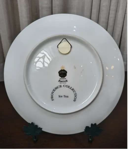 Foto de um(a) Prato Decorativo Porcelana Alemã Gloria Bavaria - Coleção Provence "Ice Tea", da categoria de Pratos Decorativos. Exclusivo prato decorativo em legítima porcelana de alta qualidade (Fine Porcelain), produzido pela tradicional manufatura... Mostrado de uma perspectiva diferente. Vendido no marketplace Trésors.