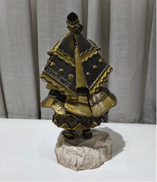 Foto de um(a) Imponente Escultura de Orixá – Tatti Moreno (1992), da categoria de Escultura. À venda uma magnífica e imponente escultura do renomado artista plástico baiano Tatti Moreno (1944-2022). Confeccionada em... Mostrado de uma perspectiva diferente. Vendido no marketplace Trésors.