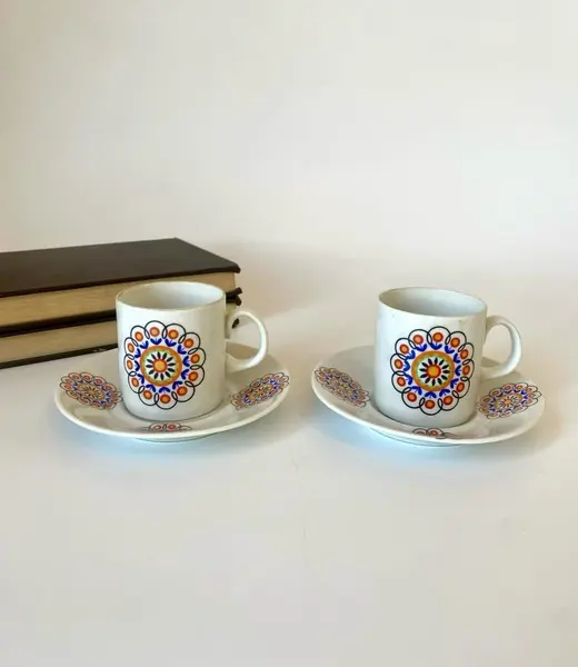 Foto de um(a) Dupla de xícaras, da categoria de Xícaras. Dupla de xícaras de cafezinho em porcelana, Steatita. 5 cm de altura. Pires: 10,5 cm de diâmetro. Mostrado de uma perspectiva diferente. Vendido no marketplace Trésors.