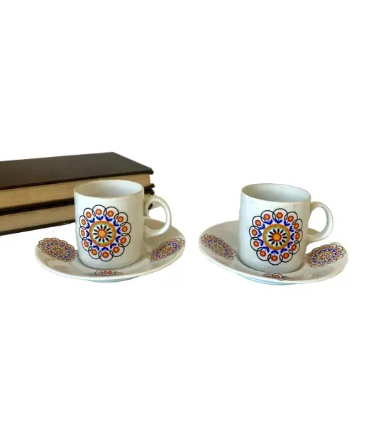 Foto de um(a) Dupla de xícaras, da categoria de Xícaras. Dupla de xícaras de cafezinho em porcelana, Steatita. 5 cm de altura. Pires: 10,5 cm de diâmetro. Vendido no marketplace Trésors.