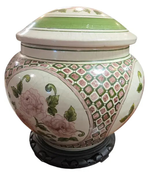 Foto de um(a) Potiche Cerâmica Luiz Salvador – Estilo Faiança com Pintura Floral e Base em Madeira, da categoria de Vasos. Exemplar autêntico da prestigiada Cerâmica Luiz Salvador (Itaipava), este pote decorativo com tampa combina o charme do... Vendido no marketplace Trésors.