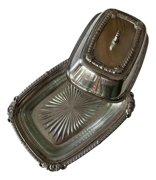 Foto de um(a) Antiga Manteigueira Inglesa Em Prata E Cristal Old English, da categoria de Garrafas, potes e jarros. Antiga e original manteigueira em metal inglês espessurado a prata, com recipiente interno em cristal. A peça encontra-se em... Vendido no marketplace Trésors.