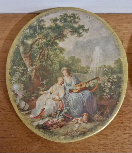 Foto de um(a) Lindíssimas Placas decorativas vintage - antiguidade, da categoria de Placas. Belo par de placas decorativas vintage de madeira, com formato oval e bordas douradas, decorados com reproduções de famosas... Mostrado de uma perspectiva diferente. Vendido no marketplace Trésors.