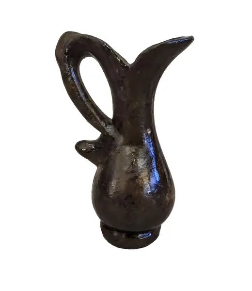Foto de um(a) Mini Jarra Pedra Sabão Anos 70, da categoria de Garrafas, potes e jarros. Jarra em pedra sabão, década 1970. A: 10 cm / L: 4,5 cm / P: 6 cm Peso: 190 g. Vendido no marketplace Trésors.
