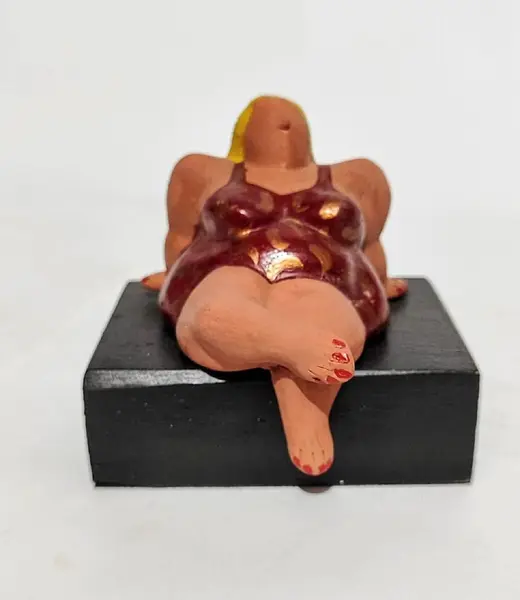 Foto de um(a) Escultura Terracota e Madeira, 1994, da categoria de Escultura. Escultura de mesa em terracota policromada com base em madeira ebanizada, de 1994. A: 9 cm L: 6,5 cm P: 7 cm Base: 9,5 x... Mostrado de uma perspectiva diferente. Vendido no marketplace Trésors.