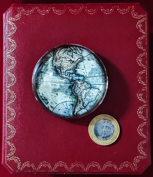 Foto de um(a) Peso de Papel Cartografia Antiga, da categoria de Pesos de papel. Peso de papel de vidro translúcido com decoupage de cartografia antiga, parte inferior protegida com eva. Peça única pelo... Mostrado de uma perspectiva diferente. Vendido no marketplace Trésors.