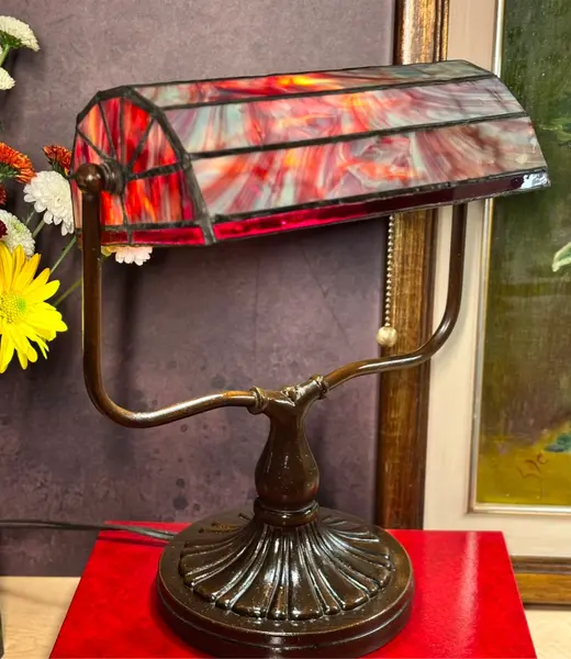 Foto de um(a) Luminária De Mesa Inspiração Tiffany Em Vitral, da categoria de Abajures. Luminária de mesa com uma silhueta linda, inspirada nos clássicos modelos de escritório e leitura. A cúpula em vitral de... Mostrado de uma perspectiva diferente. Vendido no marketplace Trésors.