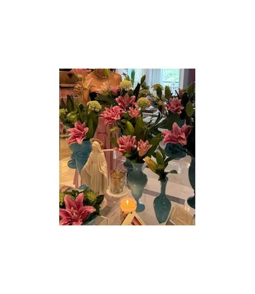 Foto de um(a) Centro de mesa em opalina azul clara, da categoria de Centro de mesa. Centro de mesa em opalina azul com borda rendada e decoração floral pintada à mão em dourado e branco. Formato arredondado... Mostrado de uma perspectiva diferente. Vendido no marketplace Trésors.