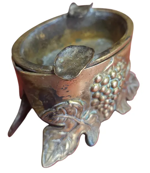 Foto de um(a) Cinzeiro de Coleção em Bronze Maciço – Relevo Frutas e Folhagens, da categoria de Cinzeiros. Este é um cinzeiro ornamental de alta qualidade, confeccionado em bronze maciço, destacando-se pelo trabalho artesanal de... Mostrado de uma perspectiva diferente. Vendido no marketplace Trésors.