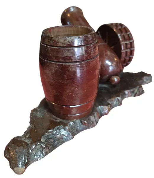 Foto de um(a) Canhão Decorativo em Madeira Nobre e Mini Barril – Peça Vintage, da categoria de Outros colecionáveis. Apresentamos uma distinta peça de coleção e decoração, rica em detalhes e executada com técnicas tradicionais de marcenaria.... Mostrado de uma perspectiva diferente. Vendido no marketplace Trésors.