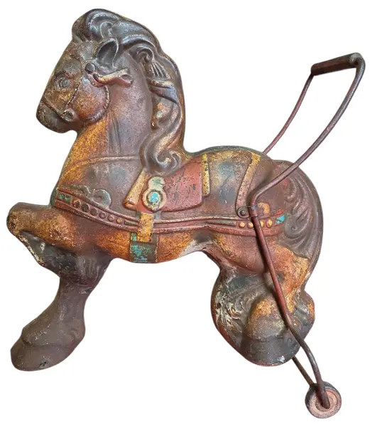 Foto de um(a) Pônei Mobo Bronco – Original England, da categoria de Brinquedos antigos. Este exemplar autêntico do "Mobo Bronco" é uma verdadeira peça de história. Fabricado na Inglaterra. Mostrado de uma perspectiva diferente. Vendido no marketplace Trésors.