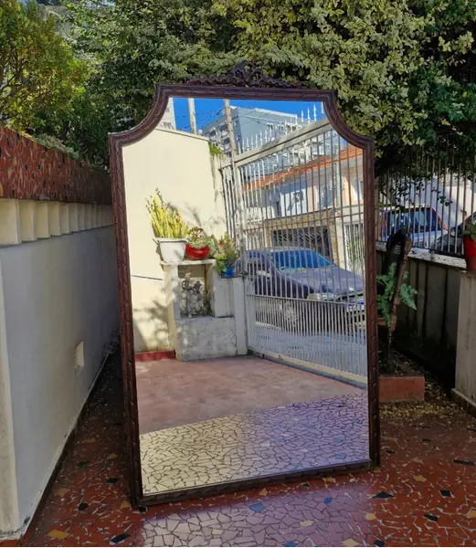 Foto de um(a) Grandioso Espelho Clássico com moldura em madeira entalhada, da categoria de Espelhos. Grandioso e Belisimo Espelho clássico, apresenta uma bela moldura em madeira entalhada com um topo ornamentado.Este é um... Mostrado de uma perspectiva diferente. Vendido no marketplace Trésors.