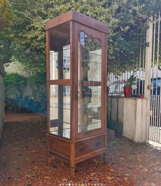 Foto de um(a) ​Cristaleira antiga design torre, da categoria de Cristaleiras. Cristaleira antiga , móvel clássico projetado para exibir louças delicadas, cristais e coleções. Esse móvel em destaque... Mostrado de uma perspectiva diferente. Vendido no marketplace Trésors.