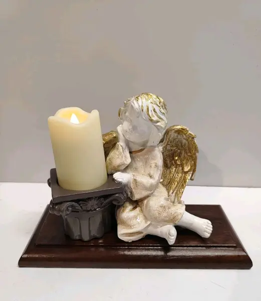 Foto de um(a) Castiçal Anjo em Resina Italiana e Imbuia, Década de 1980, da categoria de Castiçais. Castiçal anjo em resina italiana, com bata envelhecida, asas e cabelo com folha de ouro, coluna corintia serve como castiçal... Mostrado de uma perspectiva diferente. Vendido no marketplace Trésors.