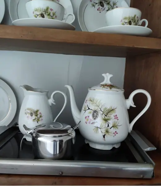 Foto de um(a) Conjunto de café porcelana Steatita Anos 60, da categoria de Conjuntos de café e chá. Jogo de café steatita em porcelana branca com flores de castanheira e filete de ouro, 26 peças compõem esse clássico da... Mostrado de uma perspectiva diferente. Vendido no marketplace Trésors.