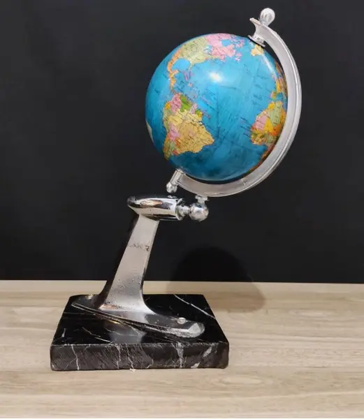 Foto de um(a) Globo Corcel 69, da categoria de Globos. Globo terrestre de mesa com pegada vintage, haste de um retrovisor cromado de um corcel 1969 e base em granito preto peça... Mostrado de uma perspectiva diferente. Vendido no marketplace Trésors.