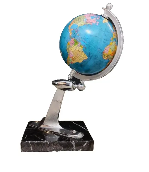 Foto de um(a) Globo Corcel 69, da categoria de Globos. Globo terrestre de mesa com pegada vintage, haste de um retrovisor cromado de um corcel 1969 e base em granito preto peça... Vendido no marketplace Trésors.