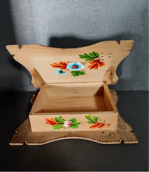 Foto de um(a) Caixa de Costura em Pinho Natural, Década de 1940, da categoria de Cestos e Caixas. Caixa de costura dos anos 1940: em pinho natural, pintura com motivo floral e borda pirogravada. Com diferencial da... Mostrado de uma perspectiva diferente. Vendido no marketplace Trésors.