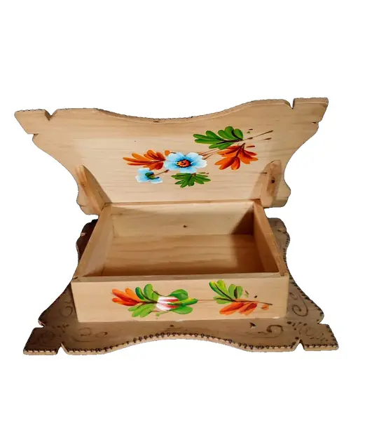 Foto de um(a) Caixa de Costura em Pinho Natural, Década de 1940, da categoria de Cestos e Caixas. Caixa de costura dos anos 1940: em pinho natural, pintura com motivo floral e borda pirogravada. Com diferencial da... Vendido no marketplace Trésors.