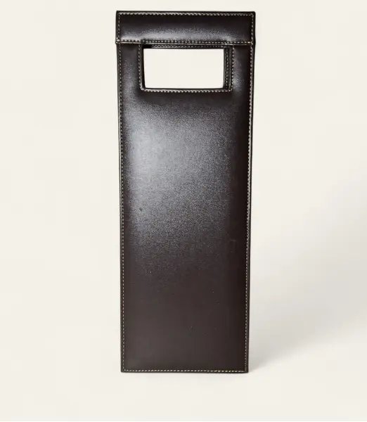 Foto de um(a) Bolsa em couro marron para transporte de garrafa de vinho, da categoria de Suportes para garrafas de vinho. Mais prática e chique impossível! Bolsa em couro marron para transporte de garrafa de vinho. Costura nas bordas e acolchoada... Mostrado de uma perspectiva diferente. Vendido no marketplace Trésors.