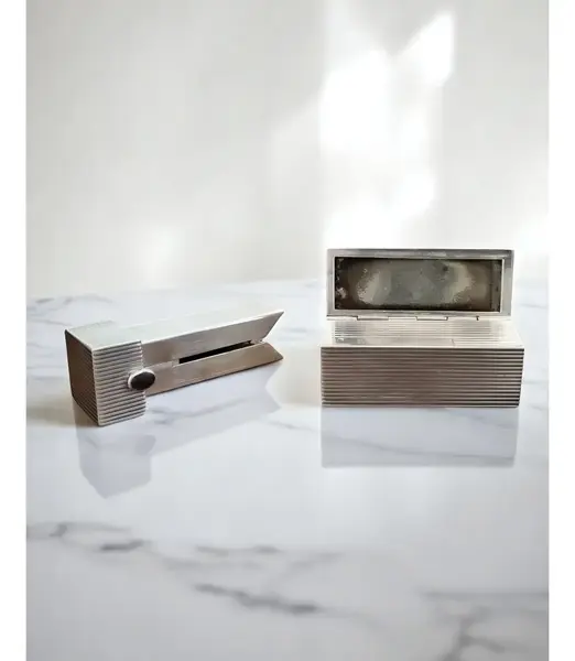 Foto de um(a) Antigo Porta Batom em Prata De Lei, da categoria de Produtos sem categoria. Porta-Batom em Prata 800 & Ametista: O Luxo nos Detalhes Porta-batom em prata italiana de teor 800. Este acessório é... Mostrado de uma perspectiva diferente. Vendido no marketplace Trésors.