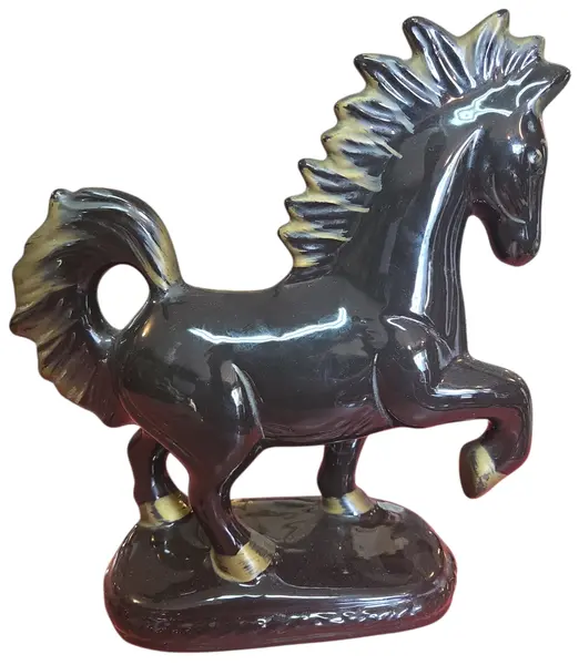 Foto de um(a) Corcel Imperial: Porcelana Vitrificada de Alto Padrão, da categoria de Escultura. Uma peça statement que exala força e mistério. Esta escultura de cavalo é produzida em porcelana de alta densidade. O efeito... Mostrado de uma perspectiva diferente. Vendido no marketplace Trésors.