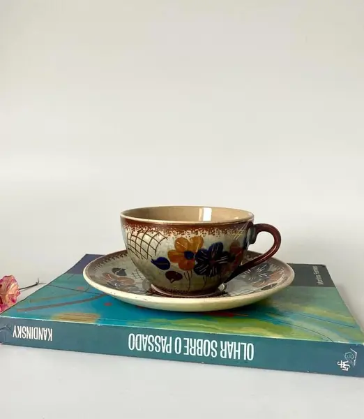 Foto de um(a) Xícara em fainça Portuguesa, da categoria de Xícaras. Xícara em faiança, portuguesa, Sacavém. Mede: 5cm de altura, 9cm diâm Pires: 14cm diâm. Mostrado de uma perspectiva diferente. Vendido no marketplace Trésors.