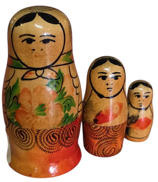 Foto de um(a) Matrioska Russa - Conjunto com 3 Bonecas "Rossiyanochka", da categoria de Bonecas. Charme e tradição em miniatura! Peça original da era soviética. Este conjunto de Matrioskas (bonecas russas) é uma peça... Vendido no marketplace Trésors.