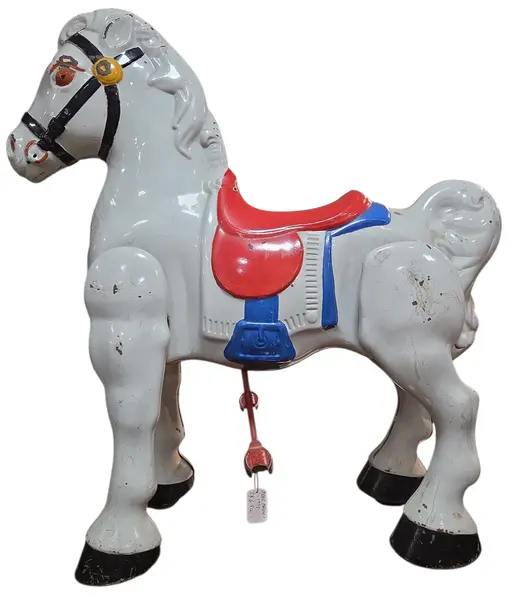 Foto de um(a) Raro Cavalinho Inglês Mobo Bronco – Original Década de 40, da categoria de Triciclos e pedalinhos. Uma Relíquia Autêntica do Brinquedo Britânico do Pós-Guerra. Apresentamos este magnífico cavalinho de balanço de metal da... Mostrado de uma perspectiva diferente. Vendido no marketplace Trésors.