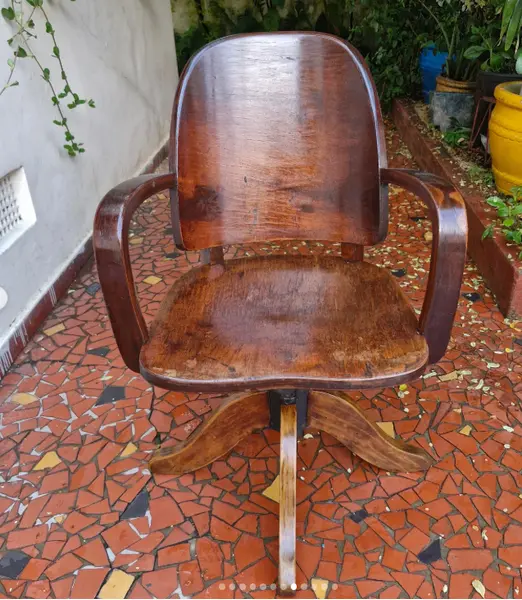 Foto de um(a) Cadeira xerife Móveis CIMO, da categoria de Cadeiras, bancos e banquetas. Esta é uma cadeira giratória vintage produzida pela renomada marca brasileira Móveis Cimo, comumente conhecida como modelo... Mostrado de uma perspectiva diferente. Vendido no marketplace Trésors.