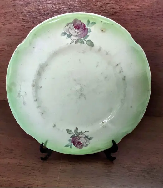 Foto de um(a) Prato Floral São Caetano Anos 40, da categoria de Pratos Decorativos. Prato em porcelana brasileira são caetano, com pintura floral e degradê verde na borda, década de 1940. Diâmetro: 18 cm... Mostrado de uma perspectiva diferente. Vendido no marketplace Trésors.