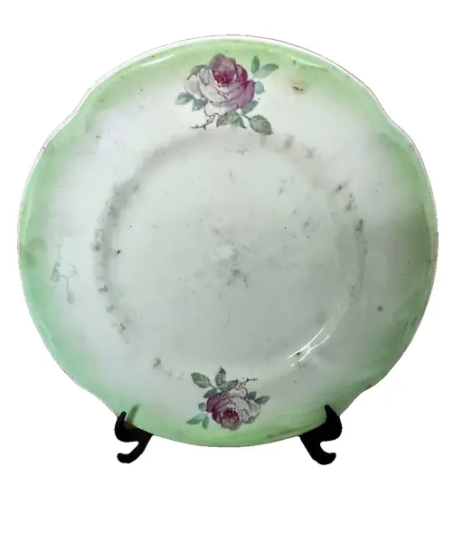 Foto de um(a) Prato Floral São Caetano Anos 40, da categoria de Pratos Decorativos. Prato em porcelana brasileira são caetano, com pintura floral e degradê verde na borda, década de 1940. Diâmetro: 18 cm... Vendido no marketplace Trésors.